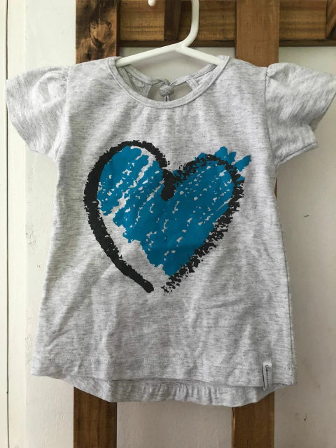 12M | Remera gris con manguitas voladitos y corazón. CHETO. 12 meses.