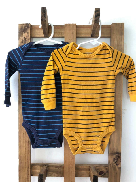 SET- Dos bodys ML maiz y azul a rayas. CARTERS. 12 meses.