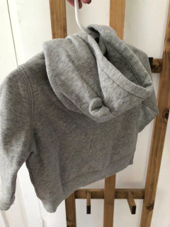 Buzo gris con capucha. GAP. 12 meses. - comprar online