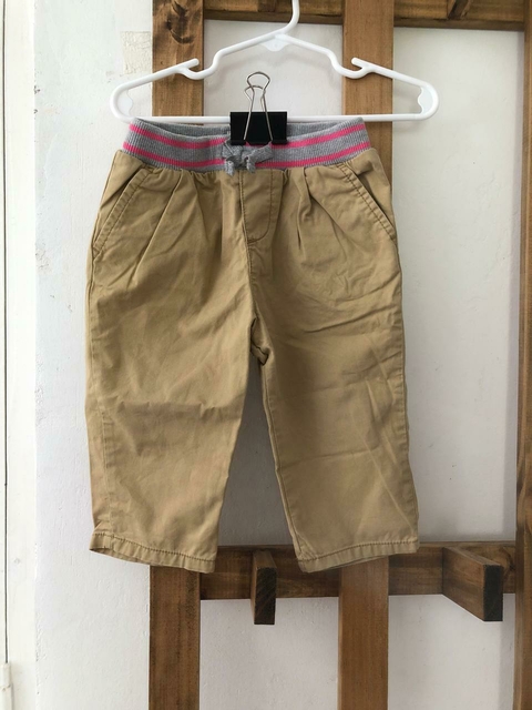 Pantalón beige con elástico gris en cintura. OSHKOH. 18 meses.
