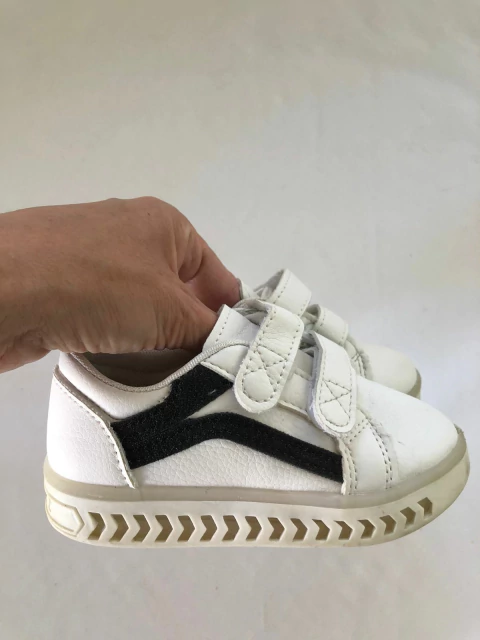 Zapatillas blancas con abrojo. Talle 25.