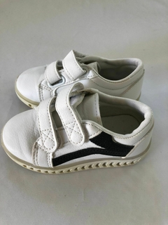 Zapatillas blancas con abrojo. Talle 25. - comprar online