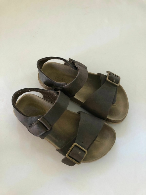 Sandalias de cuero marrón con abrojo y hebilla. Talle 10 de niños de USA. Talle 26 de acá.