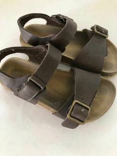Sandalias de cuero marrón con abrojo y hebilla. Talle 10 de niños de USA. Talle 26 de acá. - comprar online