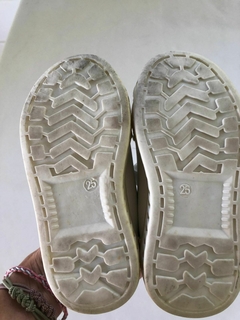 Zapatillas blancas con abrojo. Talle 25. en internet