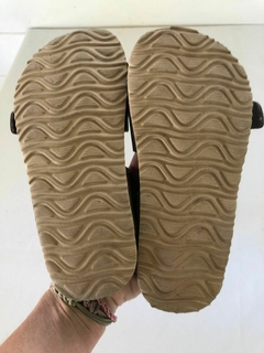 Sandalias de cuero marrón con abrojo y hebilla. Talle 10 de niños de USA. Talle 26 de acá. - Lo Canto • Moda Circular