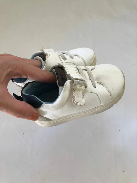 T20 | Zapatillas blancas con abrojo. CARTERS. Talle 20. Ver etiqueta con medidas.