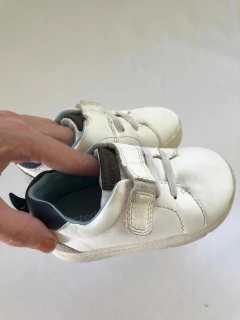 T20 | Zapatillas blancas con abrojo. CARTERS. Talle 20. Ver etiqueta con medidas. - comprar online