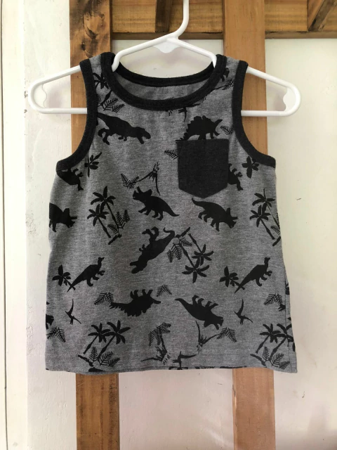 Musculosa gris y negra con dinos. Place Sport. 12/18 meses.