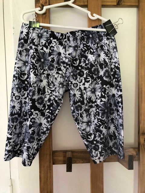 Calza lycra con flores negra y blanca. ONA SAEZ. Talle 1. Small. Ver medidas de la cintura frente.