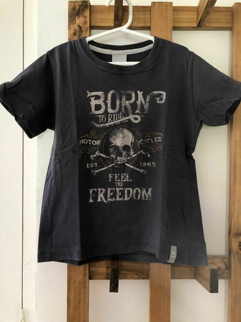 6A | Outlet. Remera MC negra con estampa. MIMO. 6 años.