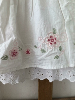 Outlet- Pollera blanca con flores. Tiene tirita en la cintura para ajustar. CHEEKY. 6 años. - comprar online