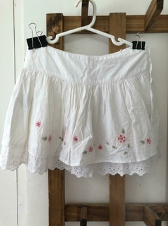Outlet- Pollera blanca con flores. Tiene tirita en la cintura para ajustar. CHEEKY. 6 años.