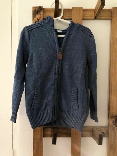 Sweater celeste con cierre y capucha. YAMP. 6 años.