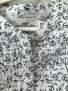 Camisa blanca con anclas. HYM. Dice talle 5 es más 4 años. en internet
