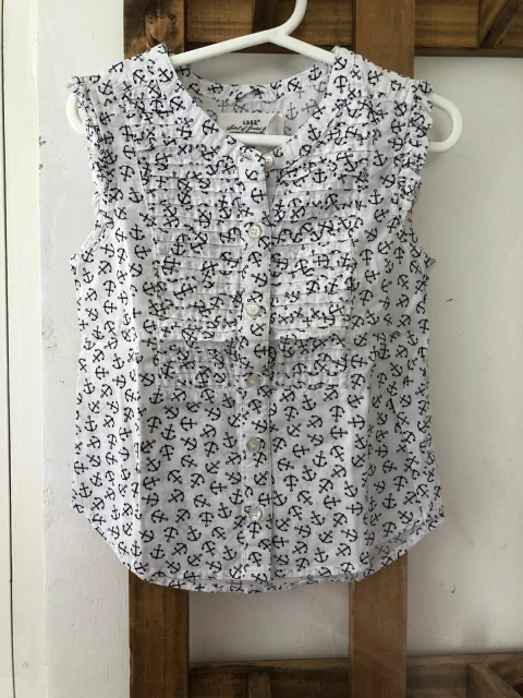 Camisa blanca con anclas. HYM. Dice talle 5 es más 4 años.