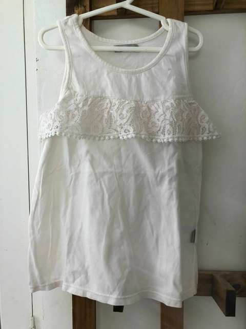 10A | Musculosa blanca con volado. MIMO. Talle 12. Parece más 10.