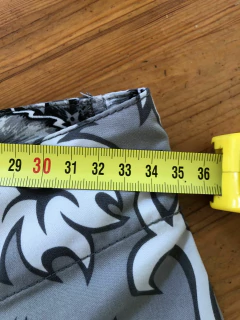 Short gris con flores. Rever Pass. Talle S. Es chiquito. Ver medidas. La cintura de frente tiene 35 cm- en internet