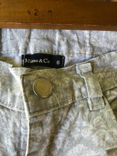 Pantalón gris clarito con flores blancas. MIMO. Talle 6 años. Tiene elástico en la cintura regulable. - comprar online