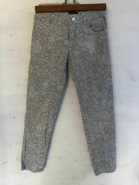 Pantalón gris clarito con flores blancas. MIMO. Talle 6 años. Tiene elástico en la cintura regulable.