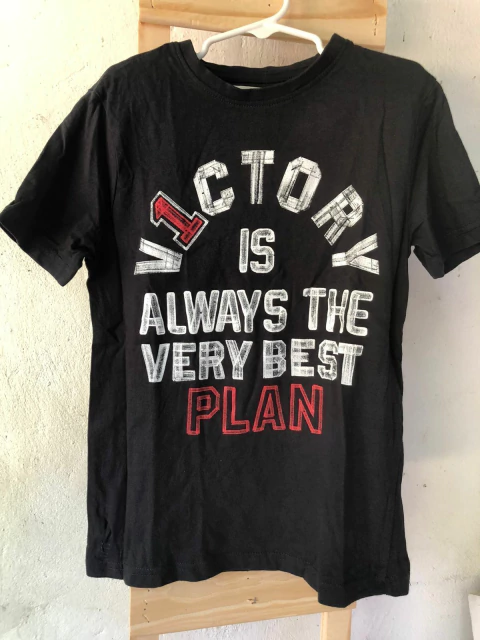 8A | Remera negra MC con inscripción. ZARA. Talle 8 años.