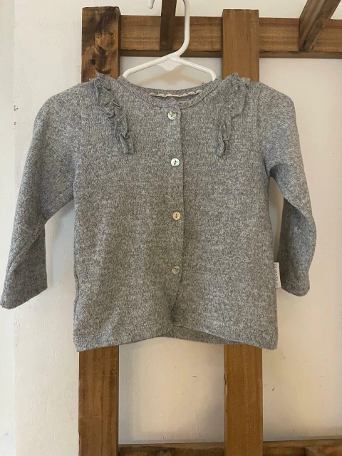 12M | Saquito gris finito c/ volado. ANAVANA. 12 meses.