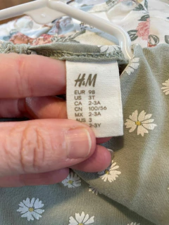 3A | Vestido de algodón verde con flores blancas y voladito en manga. HYM. 3 años. - comprar online