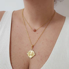 Colar signo premium com pedra da lua em corrente dourada usado no pescoço