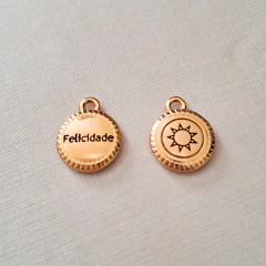 Pulseira Sodalita com medalha dourada gravada com a palavra "Felicidade" e um símbolo de sol.