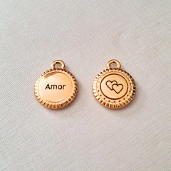 Pulseira Sodalita com medalha dourada, uma face gravada com a palavra "Amor" e a outra com dois corações.