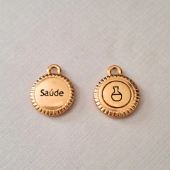 Medalha dourada com a inscrição "Saúde" e um símbolo de frasco, representando proteção e bem-estar.
