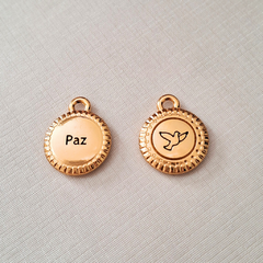Pulseira Sodalita com medalha dourada, uma face com a palavra "Paz" e a outra com a imagem de uma pomba.