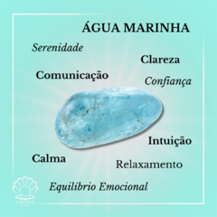 Imagem de uma pedra de água marinha com palavras relacionadas a suas propriedades, como serenidade, comunicação e equilíbrio emocional.