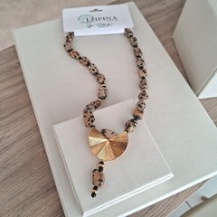 Colar de Jaspe Dálmata com detalhes em Ônix, apresentando design elegante e moderno.