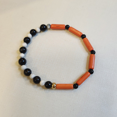Pulseira artesanal com pedras de howlita, turmalina negra e detalhes em coral laranja