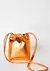 BOLSA TIRACOLO PEQUENA METALIZADA - HERING - SUPER SALE OUTLET | Morena Rosa, Colcci 50% OFF