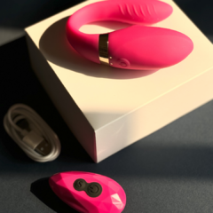 VIBRADOR DE CASAL COM SUGADOR DE CLITORIS - comprar online