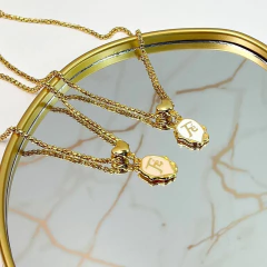 Colar Fé Serena – Pingente com Fundo Claro - comprar online