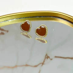 Brinco Coração Resina – Dourado Amor Marrom - comprar online