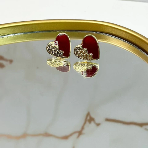 Brinco Coração Resina – Dourado Metade Vinho