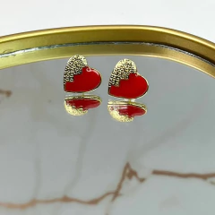 Brinco Coração Resina – Dourado Metade Vermelho