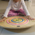 niñas jugando con la tabla de equilibrio con las manos