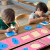 Niños trabajando con resaques Montessori