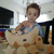 niños jugando con el juego de equilibrio astronómico