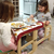 dos niñas usando la torre desplegada, como mesa y banco, para comer