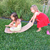 niñas divirtiéndose con tabla curva Montessori