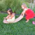 niñas divirtiéndose con tabla curva Montessori