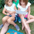 familia leyendo tarjeta informativa del rompecabezas del sistema solar