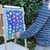 atril de madera con panel de juego didáctico
