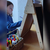 niña pintando en atril de madera con rollo de papel